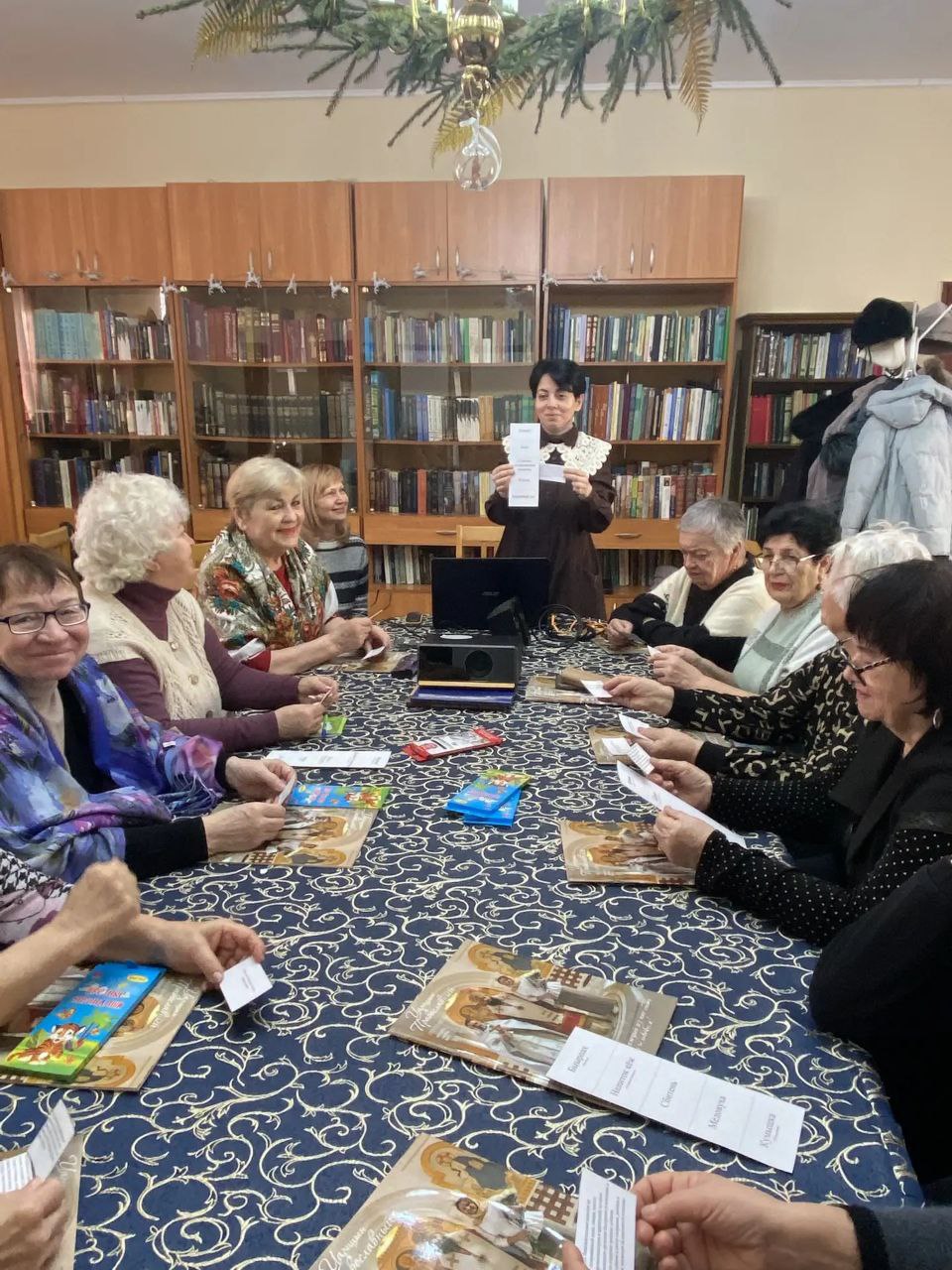 В библиотеке Никольского кафедрального собора состоялось культурно-досуговое мероприятие для людей пожилого возраста