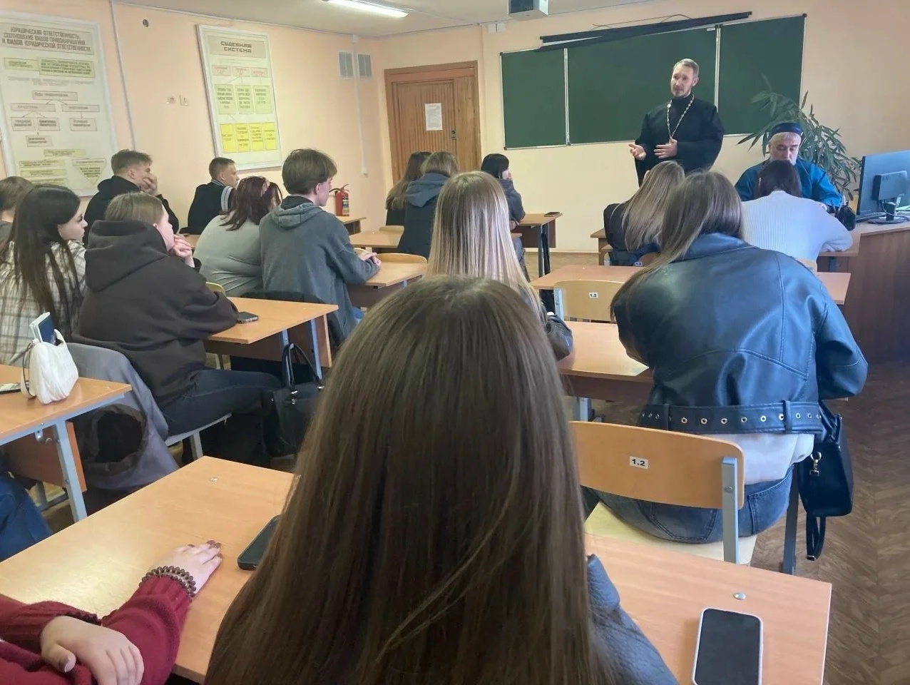 Клирик Никольского кафедрального собора провёл беседу со студентами Камышинского колледжа бизнеса