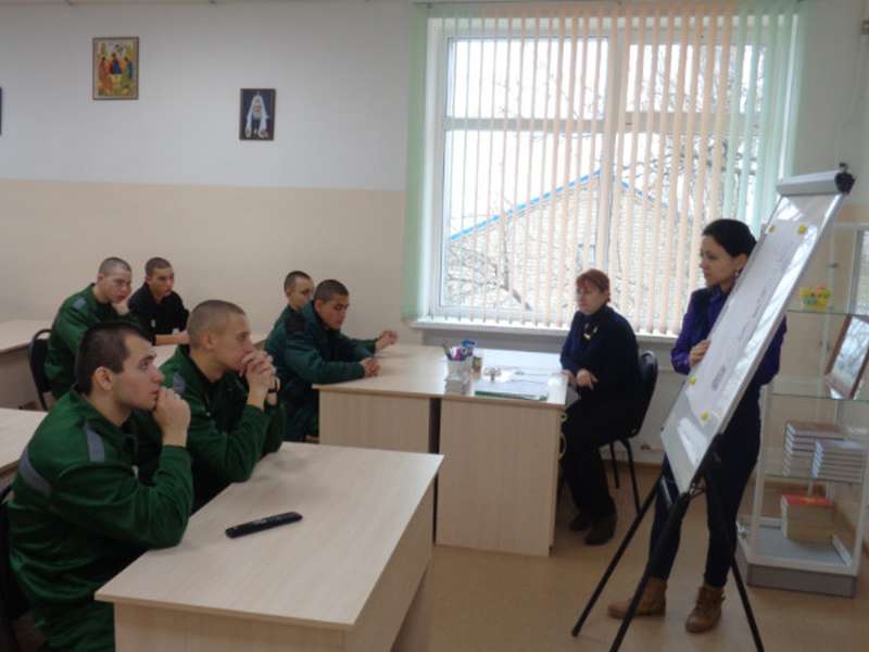 В воспитательной колонии побывали волонтеры и показали кино о маме