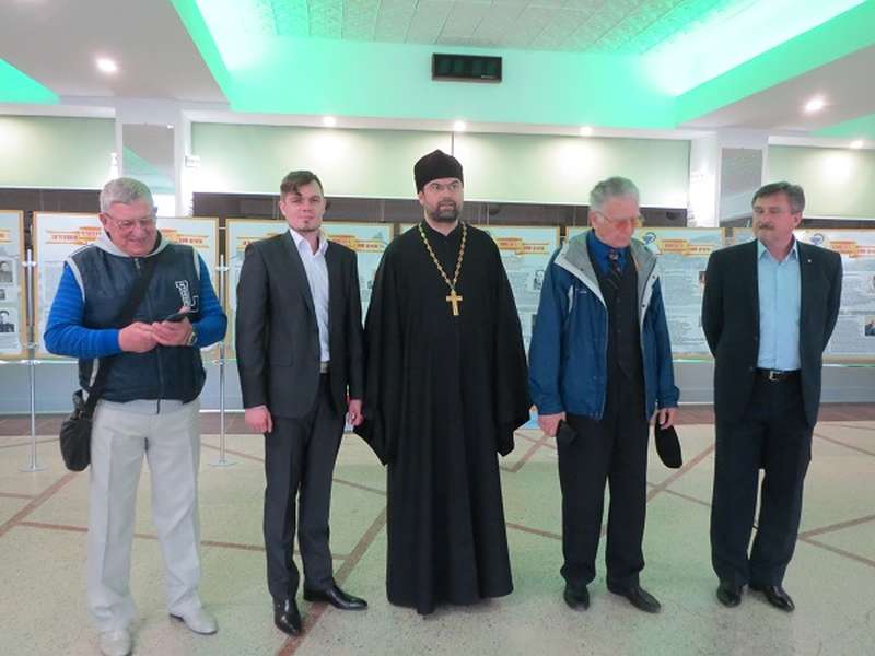 Старший священник Никольского кафедрального собора посетил выставку «Земляки Маресьева: 100 лет — 100 имен»