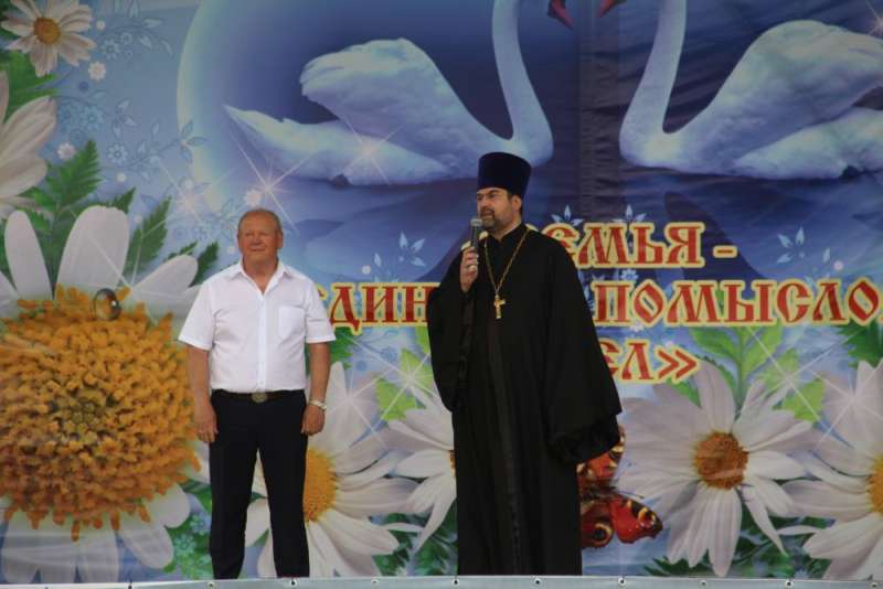 Протоиерей Алексий Кузнецов поздравил собравшихся на народных гуляниях в Лебяжьем с Днем семьи, любви и верности