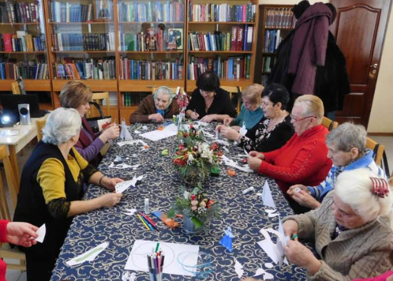 В Никольском соборе учились делать бумажных ангелов и смотрели кино