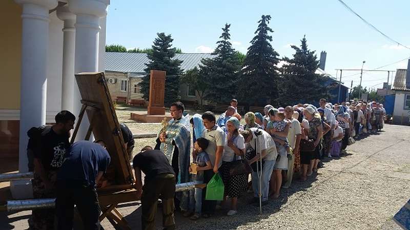 Прихожане Никольского кафедрального собора Камышина проводили крестный ход с Иверской иконой Пресвятой Богородицы в путь