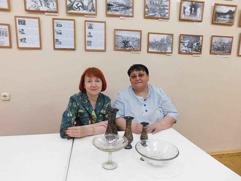 Семья Мелиховых передала в дар краеведеческому музею посуду 1950-х годов