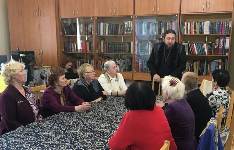 Пожилые прихожане Никольского собора посмотрели кино и научились делать праздничную гирлянду к Пасхе