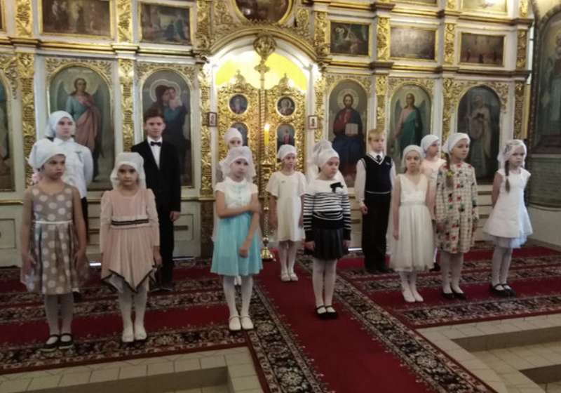 4 ноября ученики воскресной школы поздравили прихожан Никольского собора с праздником