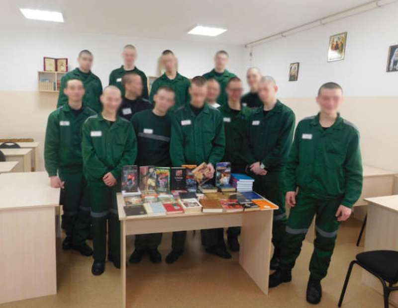 Волонтеры передали книги в библиотеку Камышинской воспитательной колонии