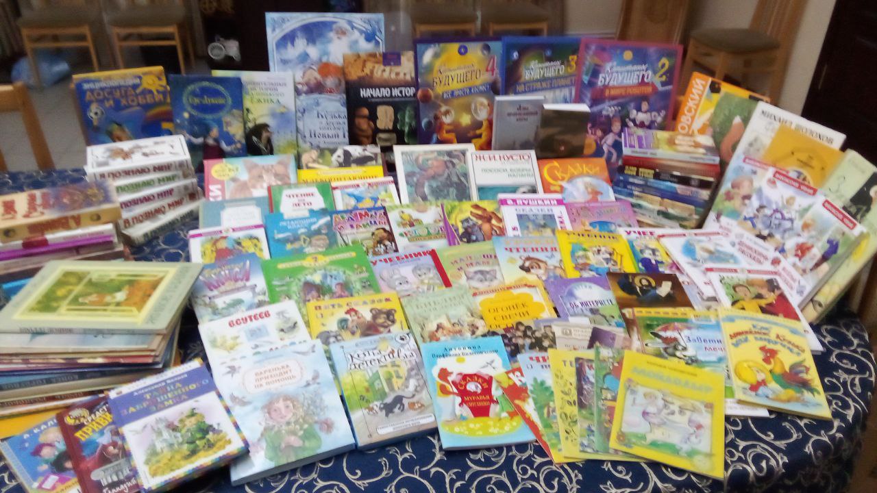 В Никольском соборе завершилась акция по сбору книг для детей, приуроченная к Международному дню книгодарения.