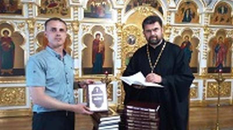 Православное молодежное общество Камышина подарило Никольскому собору 55 экземпляров книги «Новый Завет и Псалтирь»