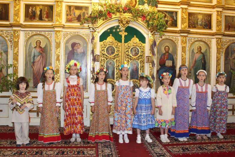 Дети поздравили прихожан Никольского собора с праздником Святой Троицы