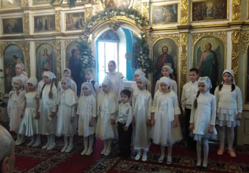 Детский хор Никольского собора пел в храме в рождественский сочельник
