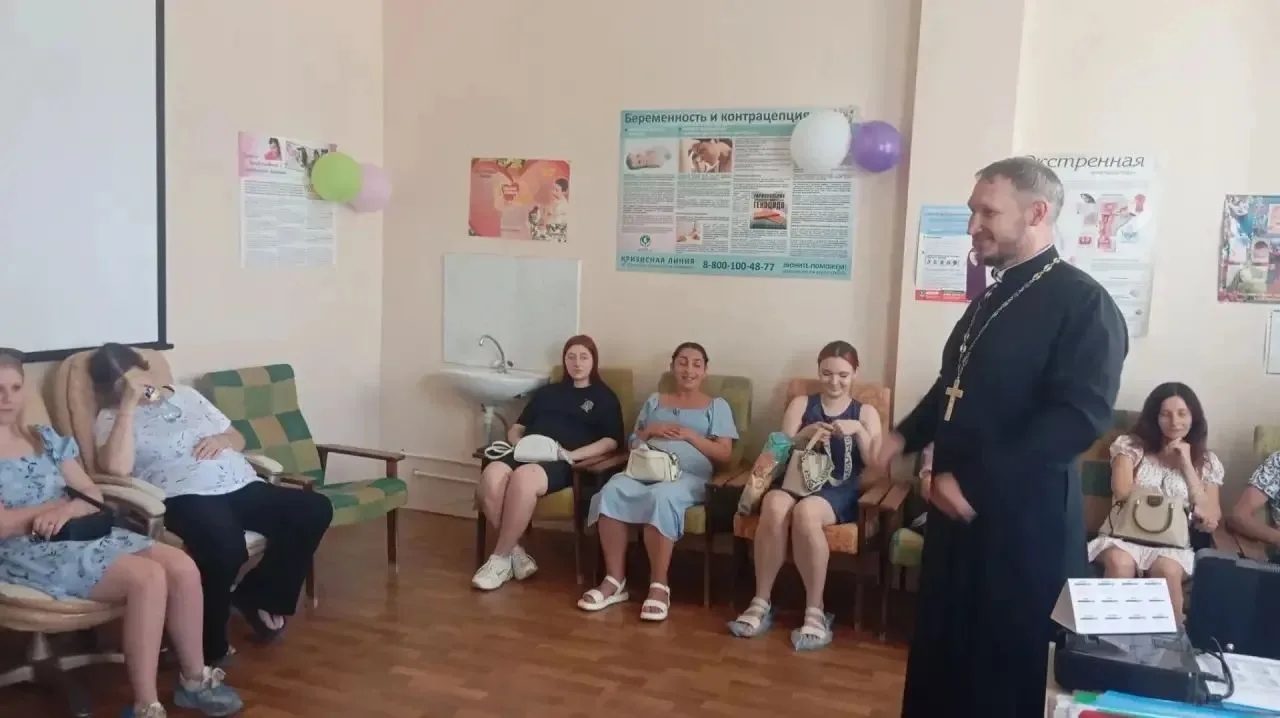 Клирик Никольского собора поздравил будущих мам с Днём семьи, любви и верности