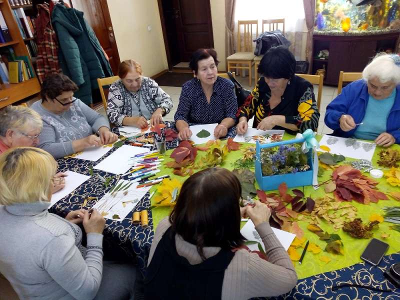 «В поисках вдохновения»: волонтеры провели встречу для пожилых прихожан Никольского кафедрального собора