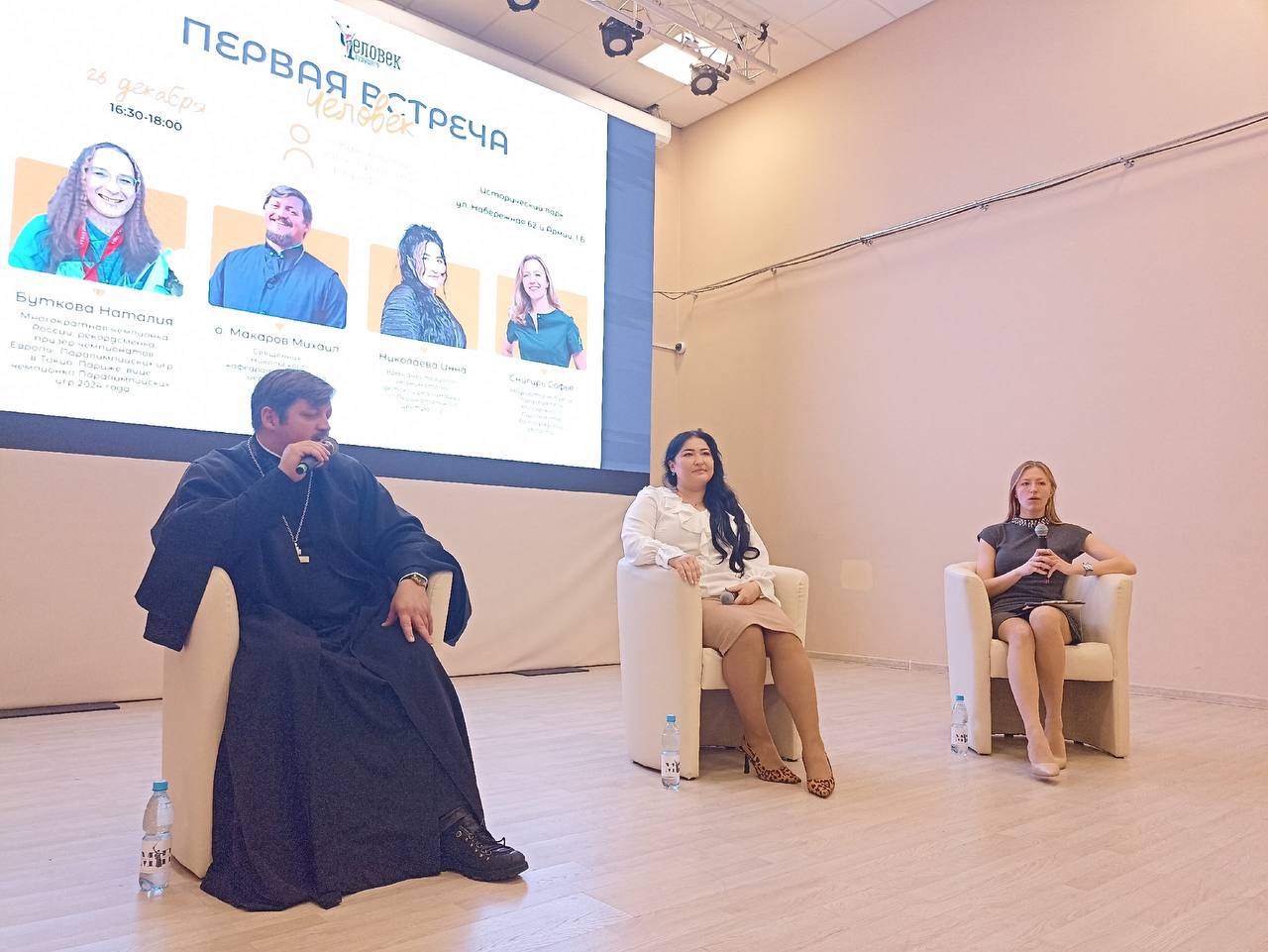 Клирик Никольского собора принял участие в дискуссии о призвании и служении