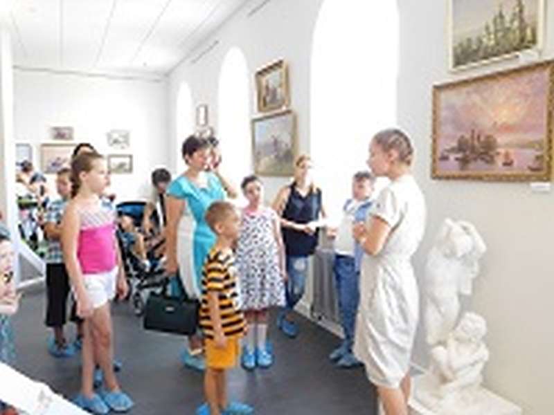 Семьи, где воспитываются дети с инвалидностью, посетили музей имени А.П. Маресьева в Камышине